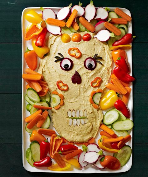 Hummus Skull Platter: Make your favorite recipe or buy hummus at the store (an 18-ounce container works well). Winter Cake Recipes, Halloween Hummus, Halloween Treat Recipes, Decadent Chocolate Desserts, Easy Halloween Party, Halloween Party Snacks, Halloween Food Treats, Chocolate Cookie Dough, Gingerbread Latte