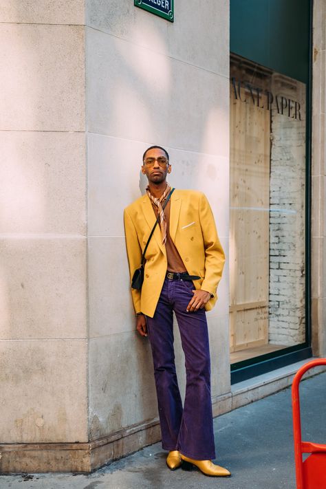 Street Style is Back! The 8 Biggest Trends at the Spring 2022 Men’s Shows | Vogue Hugging Clothes, Paris Mood, 70s Inspired Fashion, Street Style Photos, Paris Fashion Week Street Style, Inspiration Instagram, The Best Street Style, Street Style Trends, Best Street Style