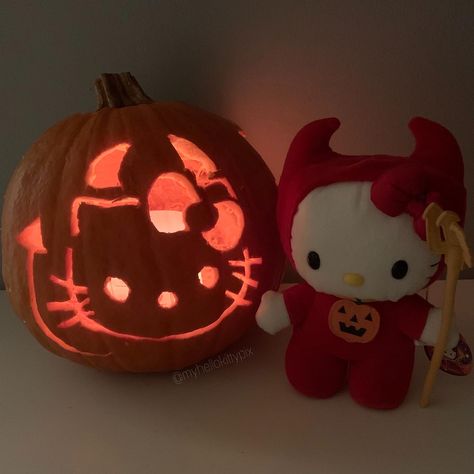 Things To Carve On A Pumpkin, Hello Kitty Jack O Lantern, Pumpkin Carving Ideas Hello Kitty, Hello Kitty Halloween Pfp, Hello Kitty Pumpkin Carving, Cute Halloween Party Ideas, Sanrio Pumpkin, Pumpkin Hello Kitty, Fall Hello Kitty