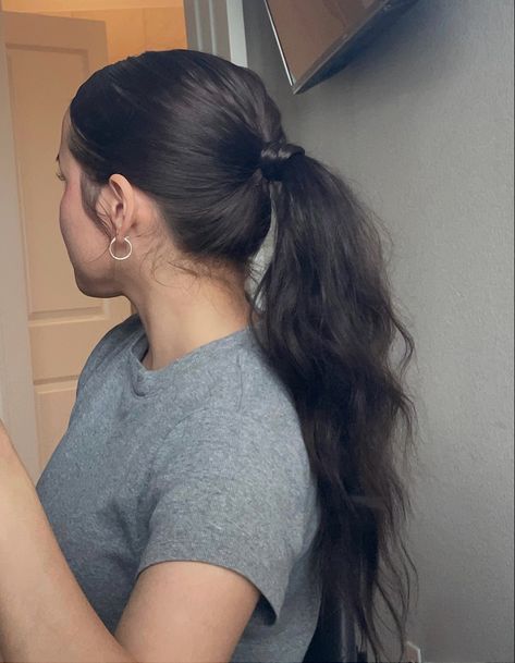 slick back ponytail hairstyle. hairstyle for 2-3 day old hair. medium-long length hair. easy hairstyle. chic and easy hairstyle. wavy ponytail. messy ponytail aesthetic. clean girl aesthetic. slick back aesthetic. sleek hairstyle. low ponytail. messy hair. brunette hair. hoop earrings. Summer hairstyle. updo hairstyle. summer 2023. hair. long hair. dirty hair day. 2 day hair. Messy Ponytail Aesthetic, Clean Girl Ponytail, Lazy Ponytail, Neat Hairstyles For School, Slick Back Low Ponytail, Clean Ponytail, Ponytail Wavy Hair, Hairstyles Slicked, Ponytail Aesthetic