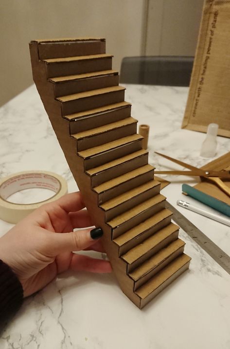 DIY dollhouse stairs step by step tutorial! Dollhouse Stairs, Stairs Diy, Cardboard Dollhouse, Diy Barbie House, Doll Furniture Diy, Diy Barbie Furniture, Doll House Plans, Diy Stairs, Cardboard House