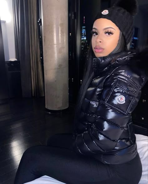 Womens Moncler Jacket, Moncler Women Outfits, Moncler Beanie Outfit, Trapstar Jacket Women, Winter Outfit Baddie, Moncler Jacket Women Outfit, Moncler Outfit, Winter Outfits Baddie, Winter Inspo Outfits