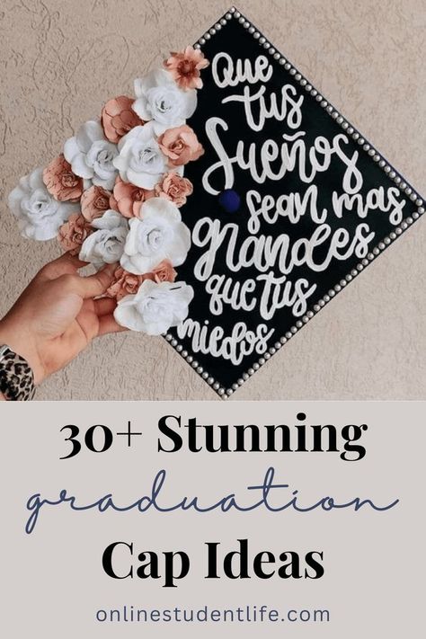 Pin title is 30+ stunning graduation cap ideas with a photo of a graduation cap decorated with pink and white flowers with a pearl boarder, with a Spanish quote on the cap that reads "Que tus sueños sean mas grandes que tus miedos." Cap Quotes Graduation Spanish, Graduation Cap Quotes Inspirational, Grad Cap Quotes Spanish, Spanish Quotes For Graduation Caps, Grad Cap Ideas Spanish, Graduation Cap Designs In Spanish, Grad Cap Ideas Mexican, Spanish Graduation Cap Ideas, Spanish Graduation Cap