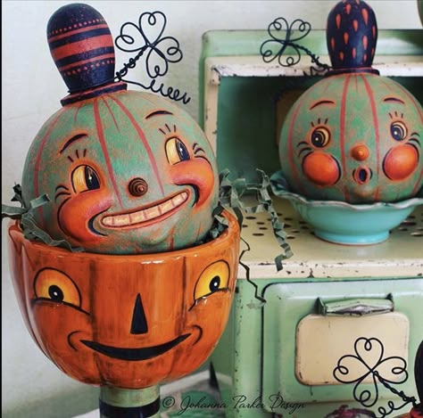 Vintage Pumpkin Painting Ideas, Old World Halloween Decor, Vintage Halloween Toys, Remodel Trailer, Vintage Halloween Crafts, Facts About Halloween, Halloween Gourds, Retro Pumpkin, Halloween Folk Art