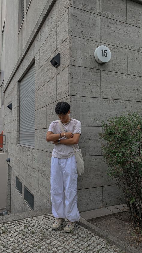 White Cargo Trousers Outfit, Parachute Pants Men Aesthetic, Outfits With White Jeans Men, White Pants Outfit Men Summer, Men’s Baggy Pants Outfit, White Baggy Jeans Outfit Men, Gorpcore Summer Outfits Men, White Parachute Pants Outfit Summer, How To Style White Parachute Pants