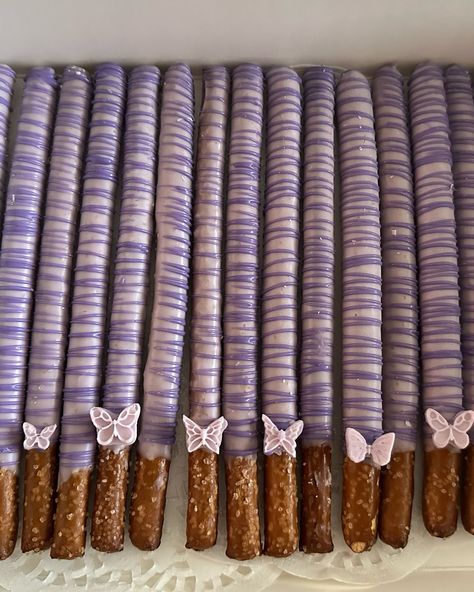 Let your taste buds take flight with these mesmerizing purple butterfly-inspired chocolate delights 💜🦋🍫✨ #butterflydreams #chocoholicparadise #chocolovers #vanillacake #smallbusiness #dippedluxuries Quince Food Ideas, Butterfly Treats, Purple Dessert Tables, Quince Food, Chocolate Butterfly, Purple Desserts, Chocolate Butterflies, Purple Quince, Quinceañera Ideas