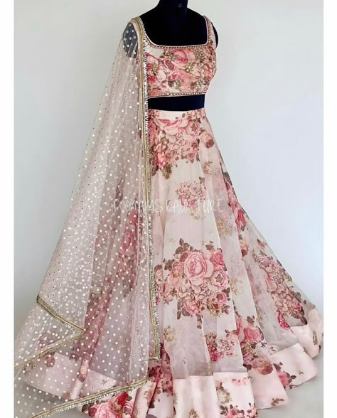 Latest Crop Top Designs, Fancy Gown, Simple Lehenga, White Lehenga, Half Saree Lehenga, Blouse Indian, Maxi Design, Indian Outfits Lehenga, Floral Lehenga