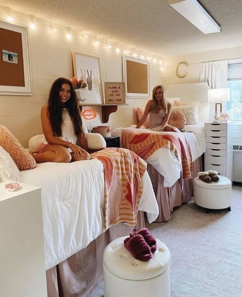 College Bedroom Decor, Dorm Room Layouts, Pink Dorm Rooms, Dorm Room Ideas For Girls, College Dorm Room Inspiration, Cool Dorm, Room Ideas Dorm, Dream Dorm Room, Dorm Room Decor Ideas