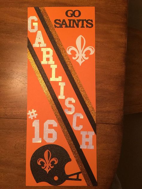 Football locker signs Locker Decorations For Football Players, Game Day Locker Decorations Volleyball, Decorating Football Locker Rooms, Team Door Decorating Ideas, Locker Signs Basketball, Locker Sports Decorations, Football Locker Signs Ideas, Locker Poster Ideas, Sports Locker Signs