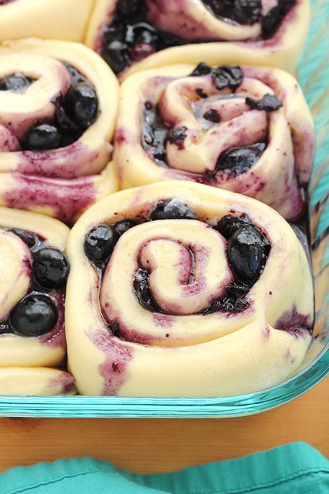 Blueberry Rolls With Lemon Glaze, Blueberry Lemon Cinnamon Rolls, Lemon Blueberry Rolls, Lemon Blueberry Cinnamon Rolls, Lemon Rolls, Blueberry Sweet Rolls, Blueberry Cinnamon Rolls, Lemon Glaze Recipe, Breakfast Cakes