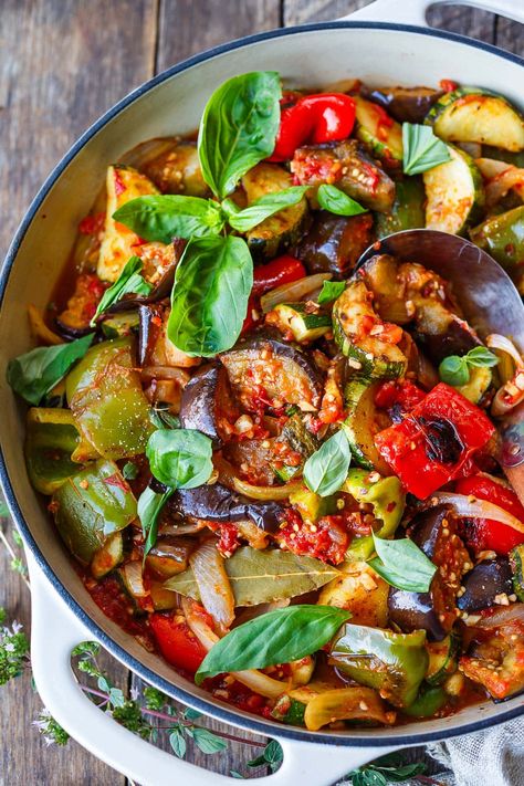 Learn how to make traditional Ratatouille the way they do in Provence with clean flavors and succulent summer vegetables. Vegan Ratatouille, Easy Ratatouille Recipe, How To Make Ratatouille, Easy Ratatouille, French Side Dishes, Easy Ratatouille Recipes, Packed Meals, Slow Cooker Times, Ratatouille Recipe