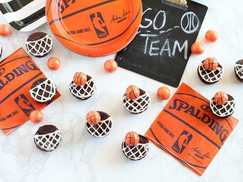 Buzzer Beater Brownie Bites for March Madness Basketball Snacks, Basketball Treats, Sport Themed Crafts, Buzzer Beater, Basketball Theme Party, Chocolate Dipped Pretzels, Basketball Party, Party Planning Ideas, Wedding Projects