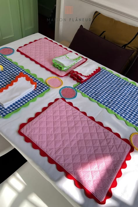 One Person Dining Table, Beginner Fabric Projects, Simple Fabric Projects, Colorful Dinner Table, Small Sew Projects, Place Mats Ideas, Placemats Ideas Diy, Table Setting Aesthetic, Placemat Sewing