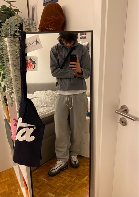 No Cuff Sweatpants Outfit, Guy Outfits Sweatpants, Cuffed Sweatpants Outfit, Baggy Sweatpants Outfit Men, Gray Sweatpants Outfit Men, Streetwear Sweatpants Outfit, Guys Sweatpants, Arcteryx Outfit, Baggy Sweatpants Outfit