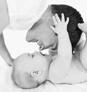 I can totally see my honey and sweet girl in a picture like this. 6 Month Pictures, 6 Month Baby Picture Ideas, Photo Bb, Foto Newborn, Family Photos With Baby, Baby Fotografie, Baby Poses, Foto Baby, Foto Tips