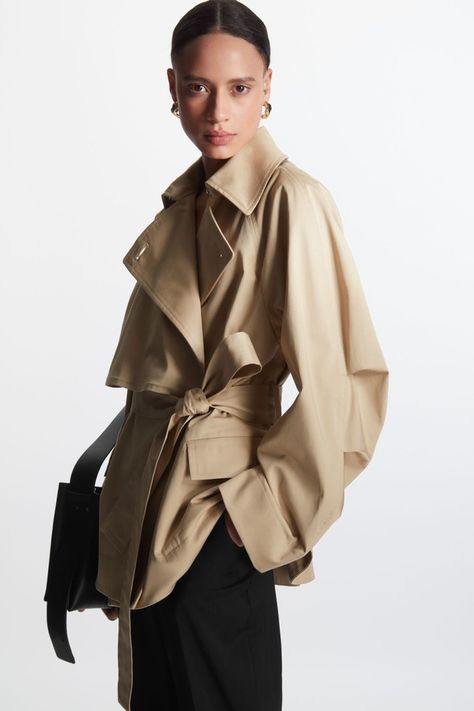 Short Trench Coat Outfit, Short Trenchcoat, Short Trench Coat Women, Cos Shorts, Cropped Trench Coat, Oversized Trench Coat, Short Trench Coat, Light Knit, Belted Trench Coat