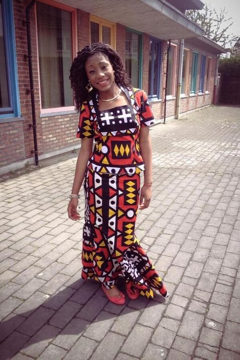 Samacaca is traditional textil design from Angola, which also includes the colours of the angolan flag (black, red and gold) Angolan Flag, Angola Africa, Red And Gold, Traditional Dresses, African Fashion, Black Red, Short Sleeve Dresses, Flag, Textiles