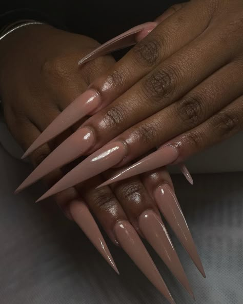 Best Stilleto Nail Designs, Vampire Stilleto Nails, Cream Stiletto Nails, Xl Stilleto Acrylic Nails, Matte Stiletto Nails Design, Pink Stilleto Nail Designs, Stelitto Nails Ideas, Beige Stiletto Nails, Nude Stilletos Nails