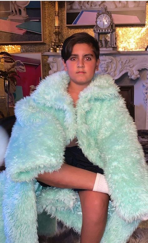 This picture of Mason Disick cracks me up! Photo posted by Khloe Kardashian during summer family vacation in Italy. Check out Mason Disick Fashion. #masondisick #khloekardashian #celebrity #celebritykids #italy #kardashians Mason Kardashian, Kourtney Kardashian Barker, Versace Fendi, Mason Disick, Jenner Kids, Vacation In Italy, Dream Kardashian, Harper Beckham, Penelope Disick