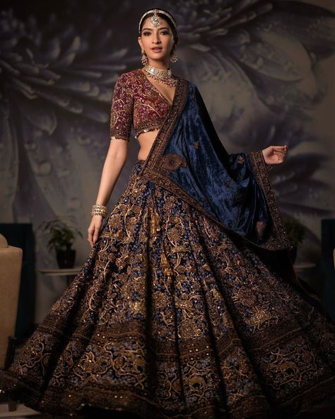 Bridal Lehenga For Dark Skin Tone, Royal Lehenga Designs, Panetar Lehenga Gujarati, Royal Blue Bridal Lehenga, Trendy Bridal Lehenga, Indian Wedding Reception Outfits, Sabyasachi Lehenga Bridal, Latest Bridal Lehenga Designs, Indian Wedding Poses