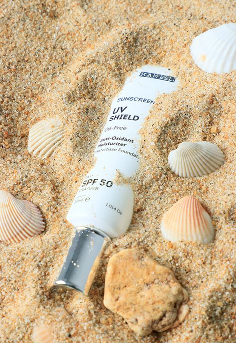 Product Photography Beach Ideas, Beach Product Photography Ideas, Sunscreen Photoshoot Ideas, Beach Skincare Photography, Ocean Product Photography, Sunscreen Product Shoot, Pool Product Photography, Beach Product Shoot, Ugc Product Photo