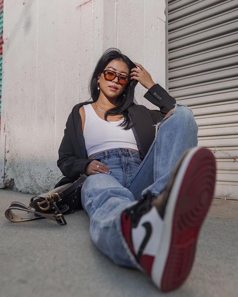 Streetwear Photography Women, Sneaker Poses Instagram, Shoe In Camera Pose, Street Style Photoshoot Women, Influencer Poses Ideas, Sneakers Poses Photo Ideas, Female Street Photography, Streetwear Model Poses, Urban Street Style Photoshoot