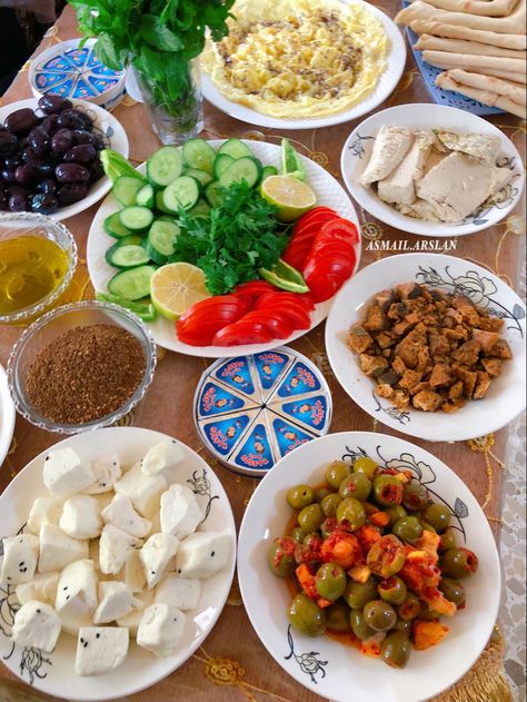 Syrian Breakfast, Palestian Food, Syrian Breakfast Table, Arab Breakfast Aesthetic, Arabic Breakfast, Arab Culture Aesthetic Food, Syria Pictures, Arab Food, Algerian Food Ramadan