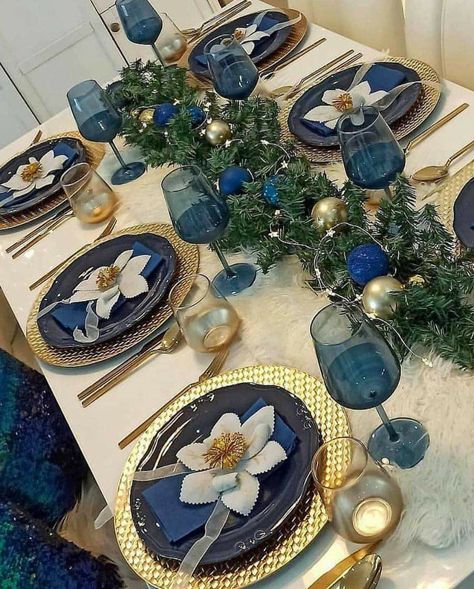 Blue And Silver Christmas Table Decor, Navy And Silver Christmas Table, Blue And Gold Christmas Dining Table Decor, Blue And Gold Christmas Table, Blue Silver Christmas Table, Christmas Table Blue And Silver, Simple Christmas Table Decorations, Christmas Dinner Set, Brunch Party Decorations