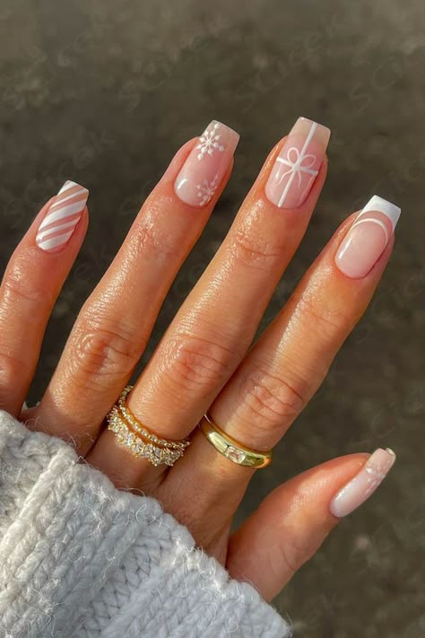 simple christmas nails white coffin Christmas Short Coffin Nail Designs, White Christmas Nails Square Short, Simple Nail Inspo Christmas, Easy Nail Designs For New Years, Simple Nail Art Square Nails, Christmas Simple Nails Winter, Square Tip Christmas Nails, Medium Coffin Christmas Nails, Cute Simple Christmas Nails Short Square