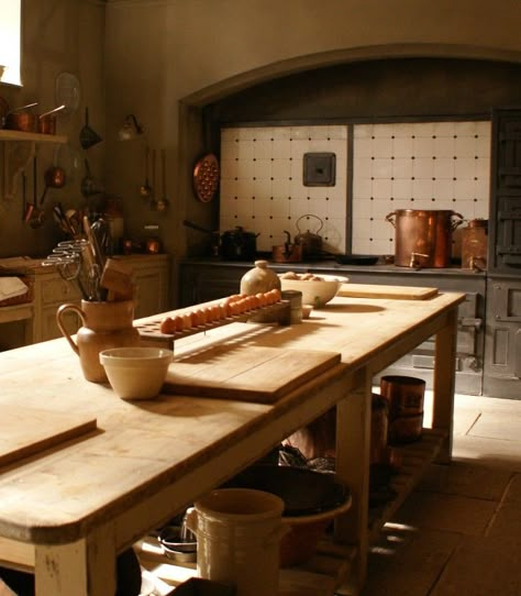 Downton Abbey - Kitchen Inspiration - Mylands Paint - Humphrey Munson Blog Mylands Paint, Unfitted Kitchen, Humphrey Munson, Vintage Films, Victorian Kitchen, English Kitchens, Old Kitchen, Cottage Kitchen, Downton Abbey