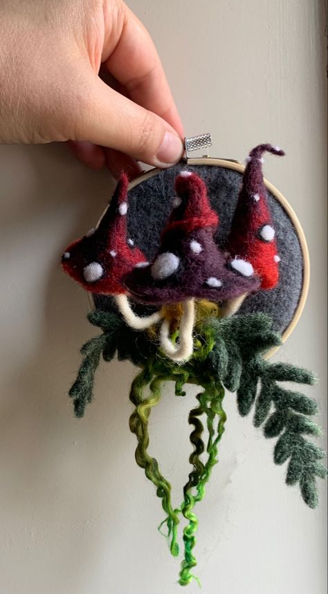 Felting Embroidery, Felting Designs, Wool Art Ideas, Felted Mushrooms, Felting Crafts, Needle Felted Leaves, Needle Felting Art, Needle Felt Art, Needle Felted Flowers