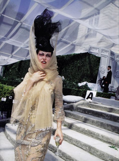 Isabella Blow photographed by Roxanne Lowit Isabella Blow Style, Isabella Blow, Daphne Guinness, Alexander Mcqueens, Comedy Festival, Stella Tennant, Philip Treacy, Epic Photos, Advanced Style