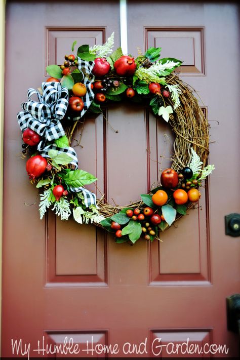 Tme to take the pretty summer wreath off the front door and create a new autumnal wreath? Click through for a step by step for creating an apple wreath! Spring Wreath Tutorial, Apple Wreath, Old Time Pottery, Apple Festival, Diy Apple, Fall Decor Wreaths, Creative Wreaths, Dollar Store Halloween, New Year's Party Decorations