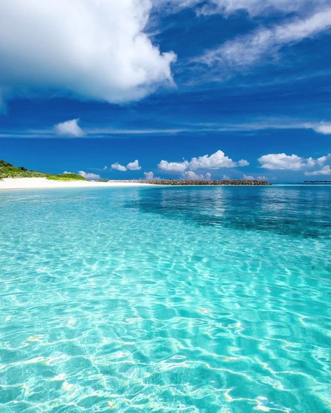 Kurima Island, is one of the Miyako Islands of Okinawa Prefecture, Japan. 💙 🗾 🌊 📷 @turkey__ranger Okinawa Beach, Japan Beach, Beach Entry Pool, Sea Photography, Ocean Shores, Pretty Beach, Okinawa Japan, Beach Wallpaper, Anime Scenery Wallpaper