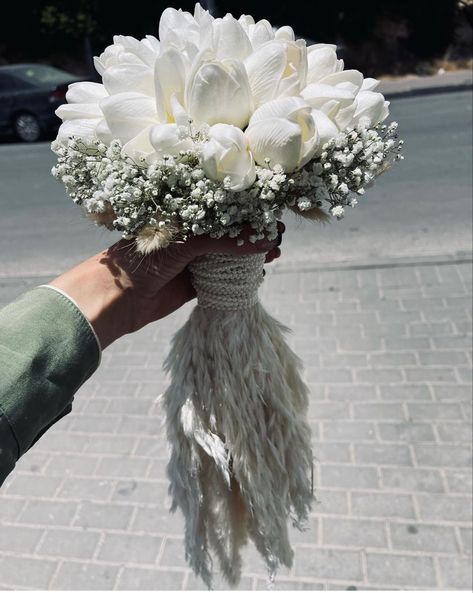 Love recently combination of pearls in a bridal bouquet and this fantastic small feather Feather Flower Bouquet, Modern Flower Bouquet, Brides Flowers Bouquet, Feather Bouquet, Pearl Bouquet, Simple Wedding Bouquets, Baby Pink Nails, Bridal Bouquet Flowers