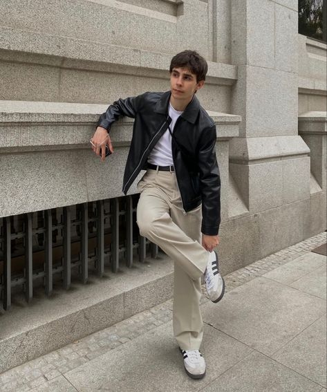 Movie Night Outfit Men, Mens Fashion New York, Street Classy Outfit Men, Straight Fit Pants Men, Winter Casual Outfits Men, Portrait Photography Poses For Men, Men’s Night Out Outfit, Minimal Outfit Men, Aesthetic Poses Men