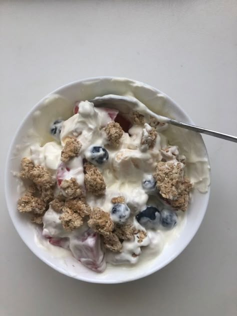 Oatmeal Yogurt, Healthy Lifestyle Food, Food Is Fuel, Breakfast Bowls, Food Obsession, Cafe Food, Pretty Food, Food Cravings, Blueberries