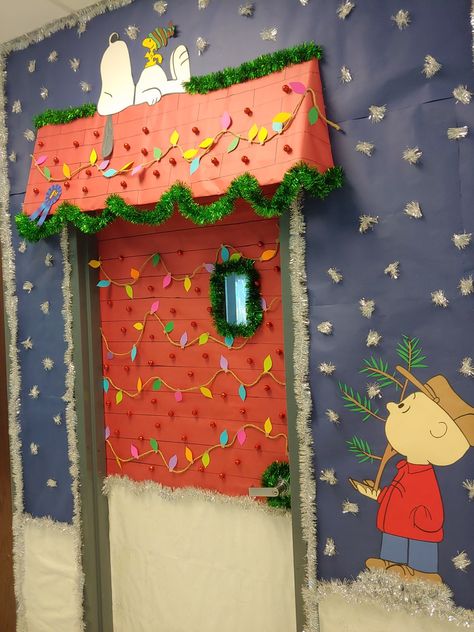 Diy Christmas School Hallway Decorations, Christmas Toddler Classroom Decorations, Elementary Christmas Decorations, Winter Themed Doors For Classroom, Spanish Winter Bulletin Board Ideas, Christmas Themed School Doors, Best Christmas Classroom Doors, Ginger Bread Door Decorations Classroom, Classroom Door Contest Christmas