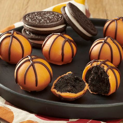 OREO Cookie Ball Basketballs | Snackworks US Team Goodie Bag Ideas, Cookie Cake Balls, Basketball Team Party, Basketball Cake Pops, Lakers Party, Cake Basketball, Born 2 Ball, Basketball Party Food, Basketball Treats