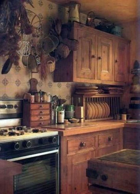 Prim kitchen Kitchen 2023, Canning Kitchen, Old Fashioned Kitchen, Cottage Plans, Primitive Colonial, Primitive Kitchen, Cozy Kitchen, Primitive Decorating Country, Copper Kitchen