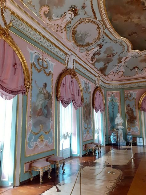 Marie Antoinette House, Castle Interior Aesthetic, Palace Of Versailles Aesthetic, Palace Outside, Versailles Interior, Versailles Aesthetic, Palace Room, Inside Castle, Chinese Palace