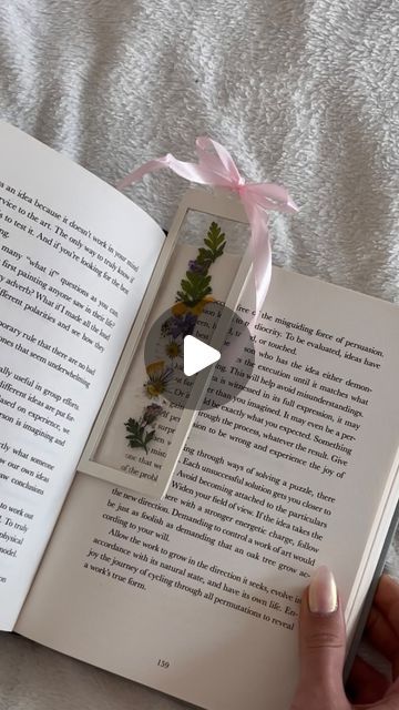 Derya🥐🥐 on Instagram: "Making a flower bookmark🌸🎀🌷🌼" Making A Flower, Bookmark Craft, Flower Bookmark, Crafty Gifts, All Craft, Crafts To Do, Flower Crafts, A Flower, Stuff To Do