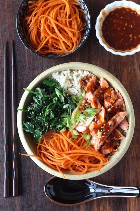 Bbq Street Food, Vietnamese Recipes Chicken, Salmon Brown Rice, Healthy Brown Rice, Recipes For Salmon, Bibimbap Bowl, Bibimbap Recipe, Spring Mix Salad, Sauteed Carrots