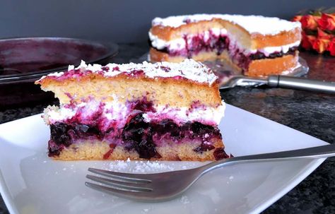 blueberry and cream sponge cake Blueberry Sponge Cake, Roasted Blueberries, Dessert Blueberry, Cake Blueberry, Impressive Dessert, Sponge Cake Recipe, Blueberry Cake Recipes, Cream Icing, British Desserts