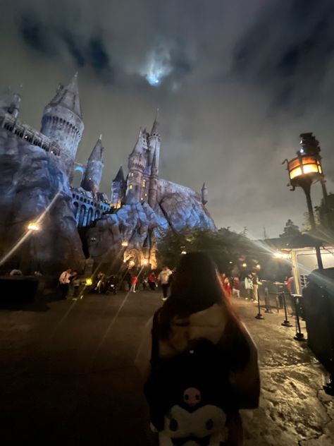 Universal Studios Orlando At Night, Universal Studios Instagram Story, Universal Studios Hollywood Aesthetic, Universal Studios Hollywood Outfit, Universal Studios Orlando Aesthetic, Universal Studios Picture Ideas, Universal Studios Pictures, Universal Studios Orlando Outfit, Universal California