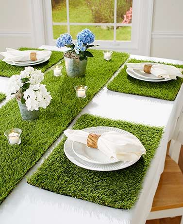 Grass Place mats or Runners. Garden Tablescape Ideas, Table Setting Green, Easter Dining Table Decor, Place Settings Everyday, Dining Table Decor Everyday, Spring Placemats, Mint Green Decor, Grass Placemats, Wedding Shower Food