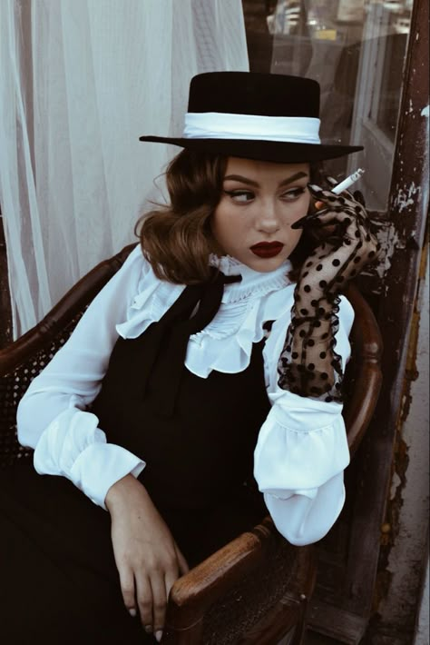 Outfits 40s, Gatsby Party, Peaky Blinders, Great Gatsby, Gatsby, Old Money, Photo Shoot, Halloween Costumes, Money