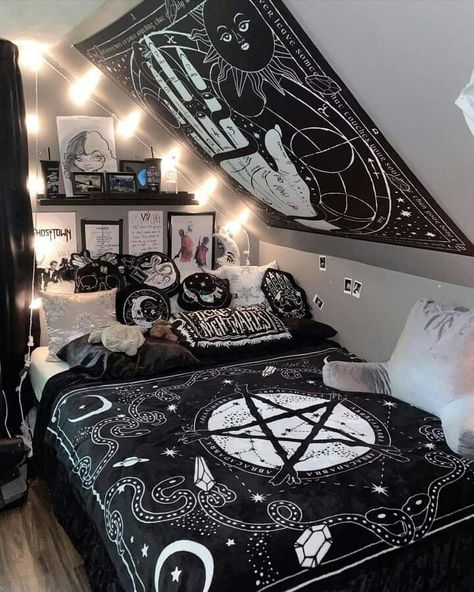 Edgy Bedroom, Alt Room, Punk Room, Gothic Decor Bedroom, Gothic Room, Gothic Bedroom, Chill Room, Room Deco, Cozy Room Decor