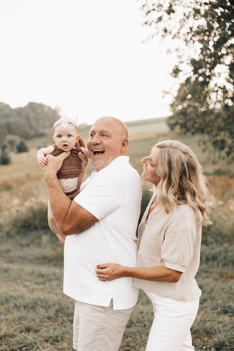 Grandparents Photoshoot, Family Photoshoot Summer, Wisconsin Summer, Spring Family Pictures, Poses Family, Photoshoot Summer, Family Christmas Pictures, Family Picture Poses, Family Poses