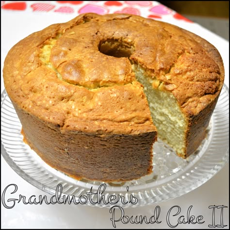 Grandmother's Pound Cake II - Great recipe (especially for first timers!) Following other reviewers, I added a tablespoon of vanilla extract to it (need time I'll add lemon, too,) put it in a greased tube pan & cooked it for an 90 minutes (I checked it every 30.) Delicious and easy! Hostess Recipes, Cold Oven Pound Cake, Old Fashioned Pound Cake, Homemade Pound Cake, Easy Pound Cake, Pound Cake Recipes Easy, Butter Pound Cake, Buttermilk Pound Cake, Sour Cream Pound Cake